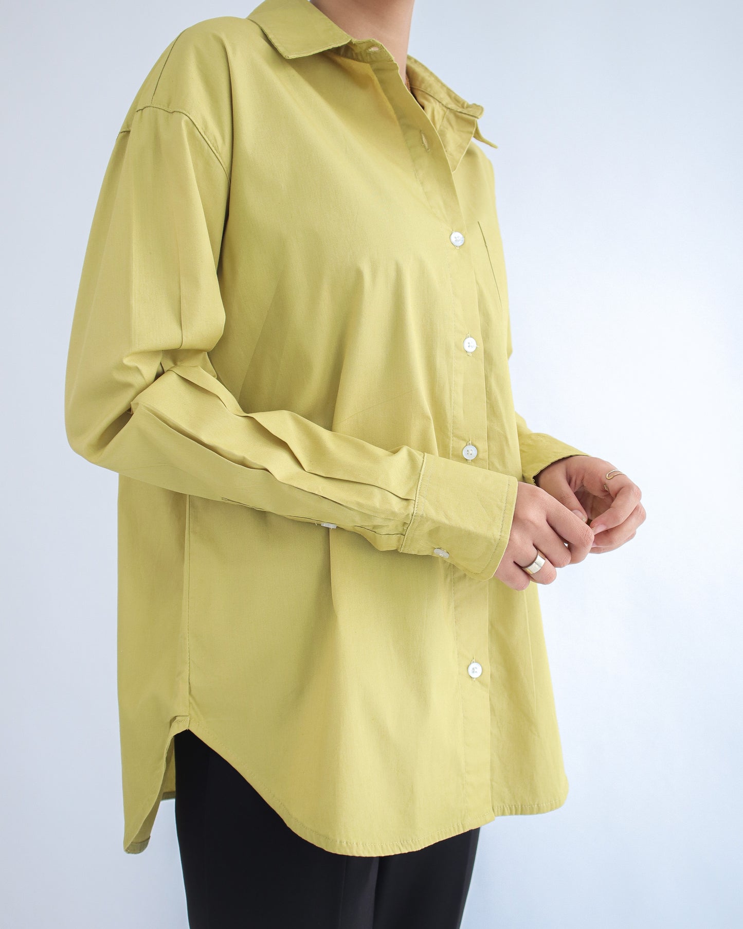 Kemeja Oversized Tania dengan Saku