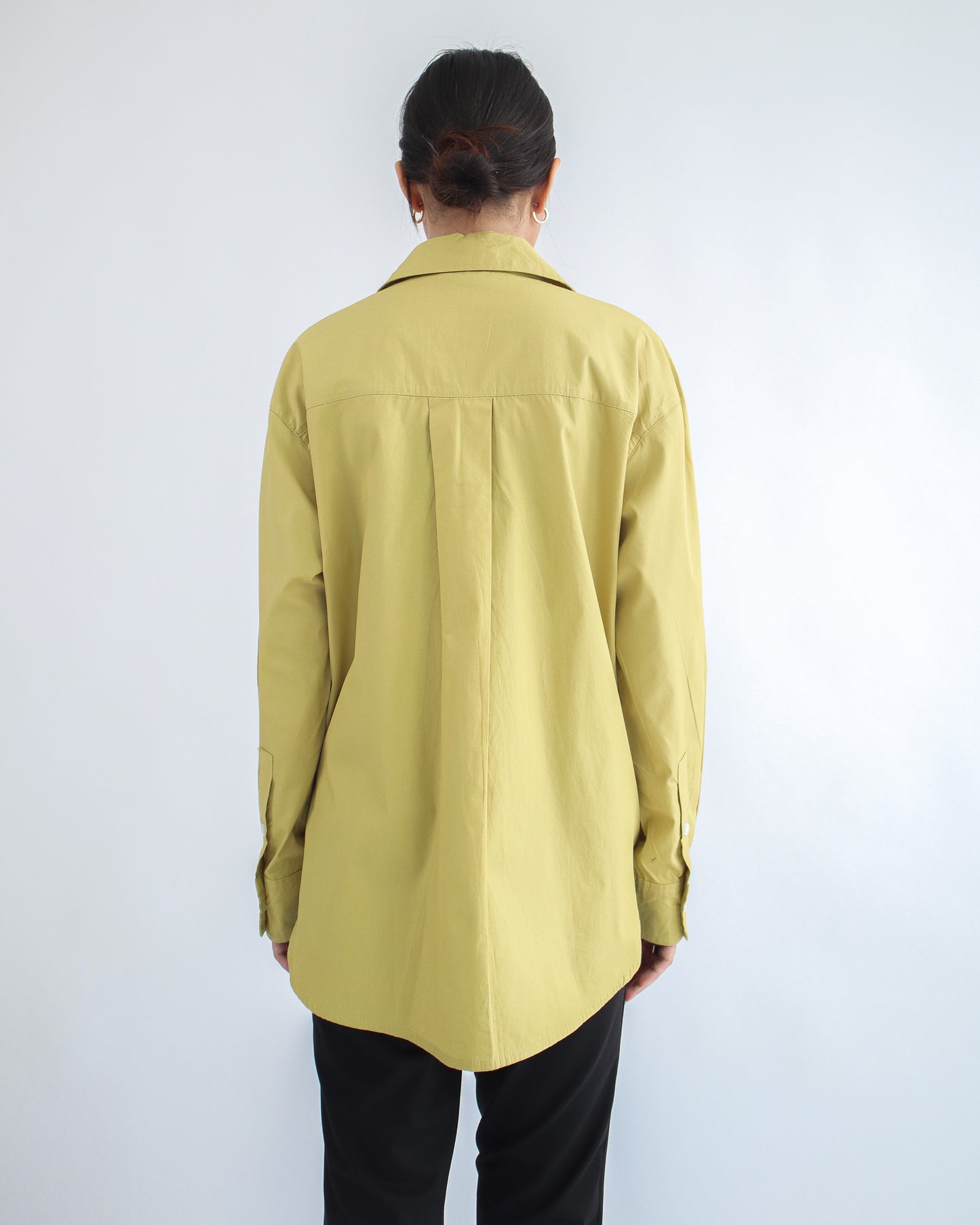 Kemeja Oversized Tania dengan Saku