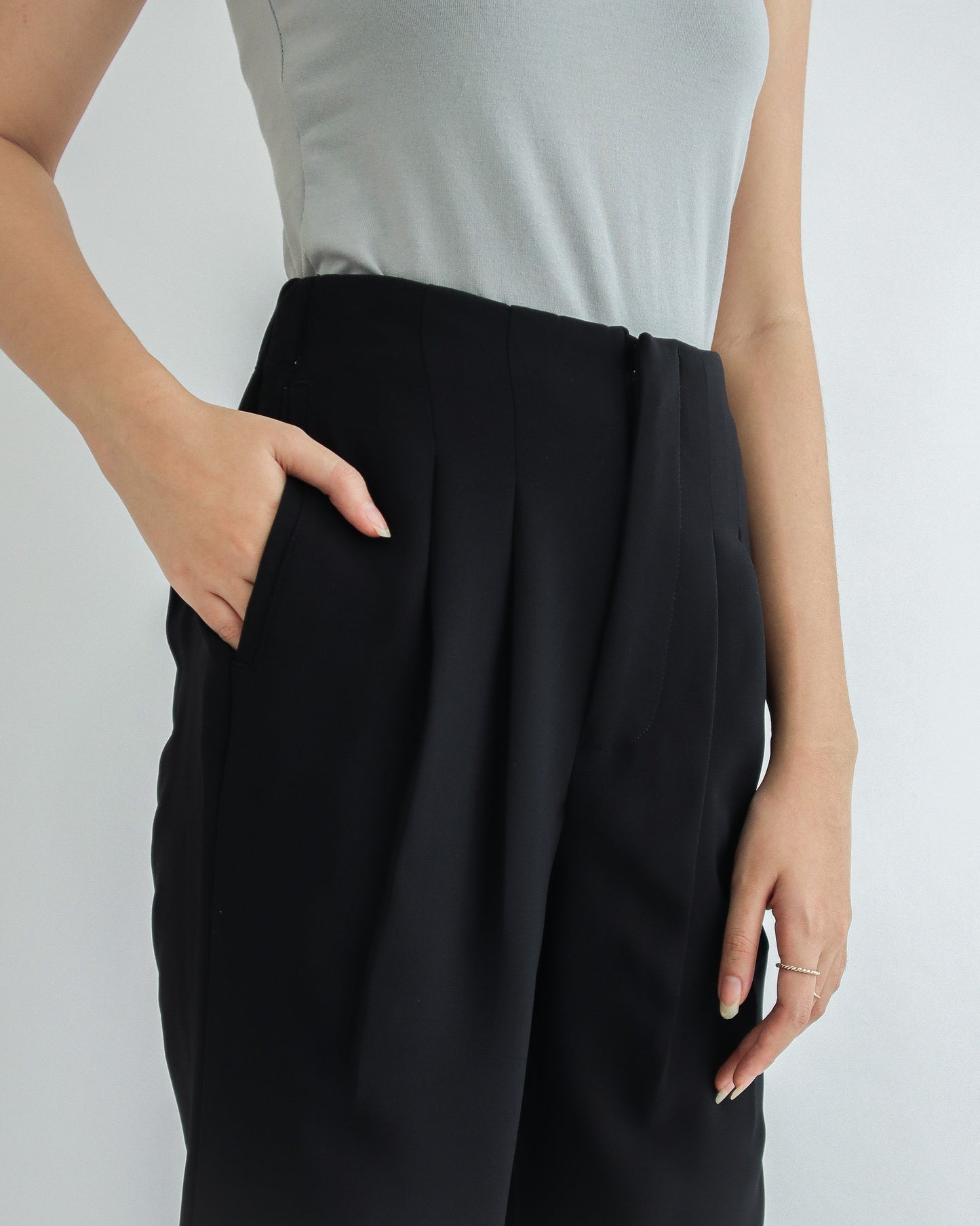 Tatia Highwaisted Ankle Pants with Darts